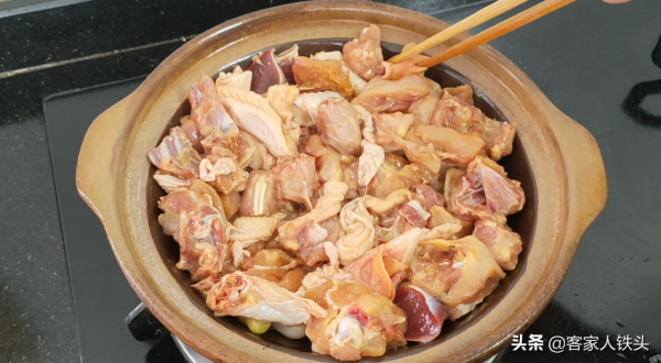客家蔥油雞，一鍋讓人吃一次就愛上的家常菜，嫩滑入味吃著很過癮