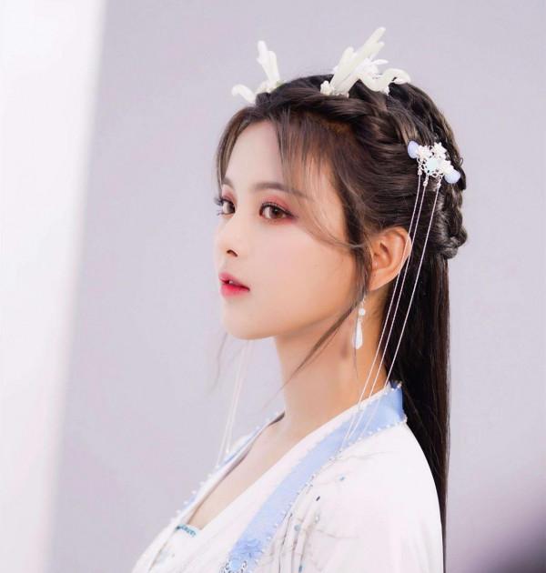 草根少女楊超越：從服務員到爆紅，讓無數二代咬牙切齒又望塵莫及