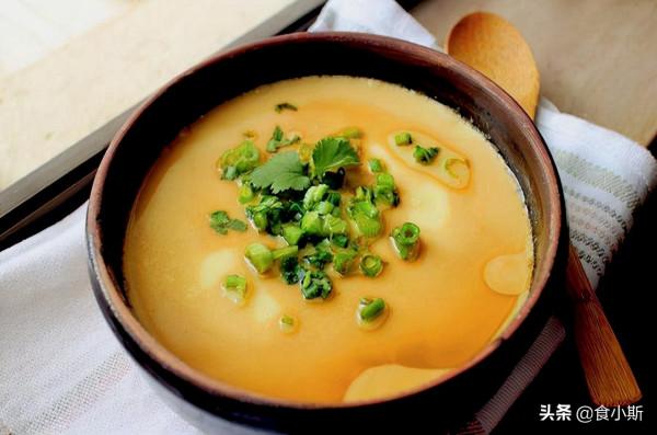 蒸雞蛋羹時，不能直接加水蒸，多加2個步驟，蛋羹軟嫩香滑無蜂窩