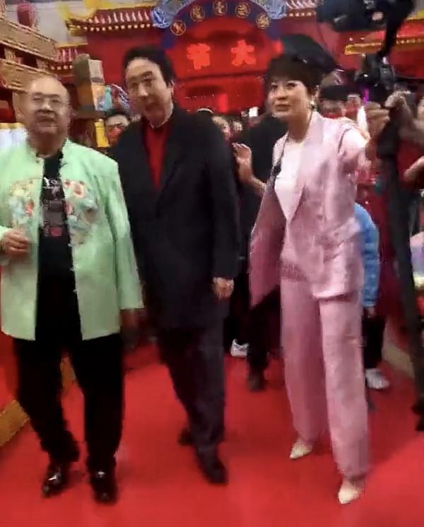 遼寧春晚彩排曝光，馮鞏被眾人簇擁人氣高，張同學與郭冬臨演小品