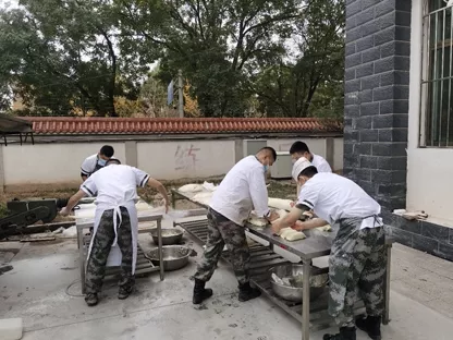 炊事員的“十二時辰”,每件事都卡“點”走 炊事員的“十二時辰”,每件事都卡“點”走