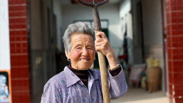 70歲阿姨哭訴：“家有長壽老人，子女遭罪”，道出了真實現狀