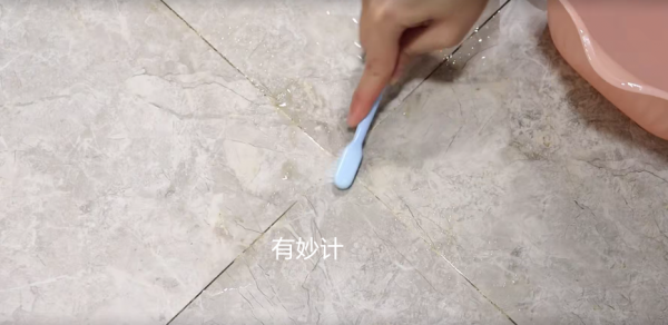 又髒又黑的瓷磚地縫難清潔？只需學會這一招，一擦就乾淨如新