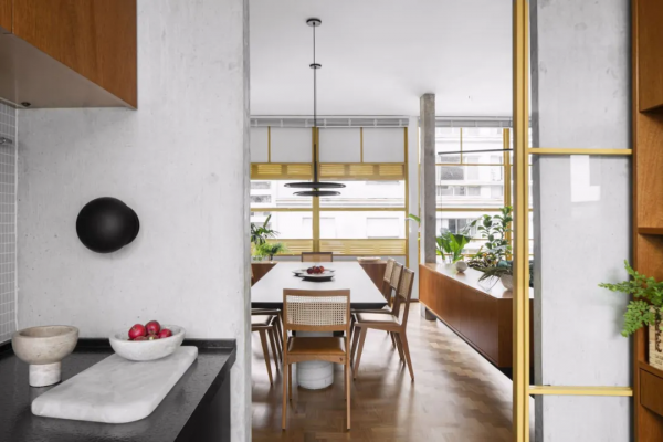 將隔牆盡情拆除後，這個家通透明亮並且可以欣賞到不遠處的山景