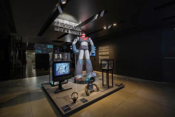 讓我們把目光從《愛宕機》移開，看看真正的機器人藝術