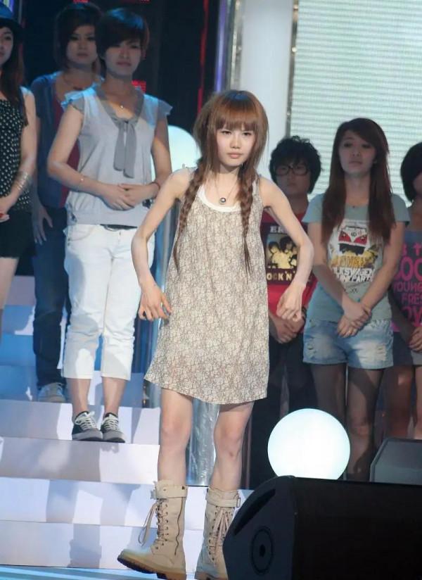 2010年，超女王貝整容後去世，死因成謎，家屬卻對結果很“滿意”