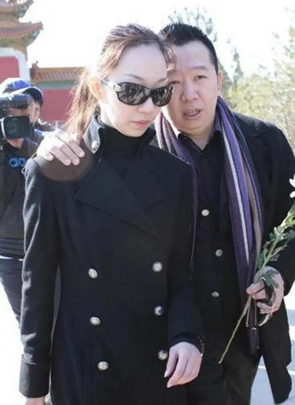 侯耀文女兒罕見露面,曾和侯耀華打官司,將父親的遺產賣給郭德綱 侯耀文女兒罕見露面,曾和侯耀華打官司,將父親的遺產賣給郭德綱