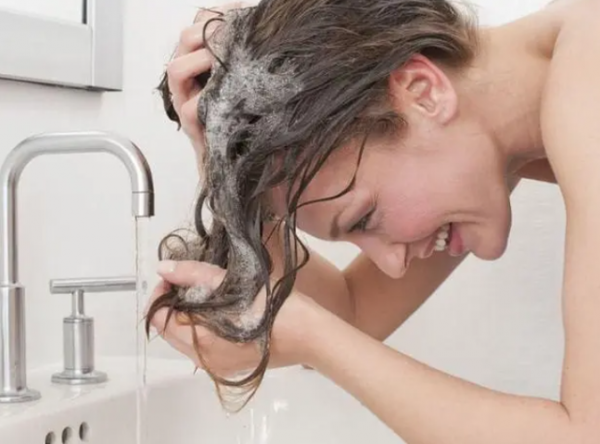 浙江一女子堅持用鹽和醋洗頭，2個月後，她的頭髮怎麼樣了？