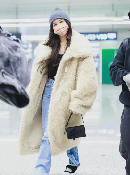 張萌用力過猛險些翻車，穿紅色泰迪絨大衣走機場，幸虧氣質好