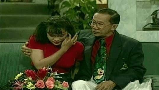 因面板黝黑被父母丟棄，4歲被泰國王室收養，後被親王囚禁於床笫