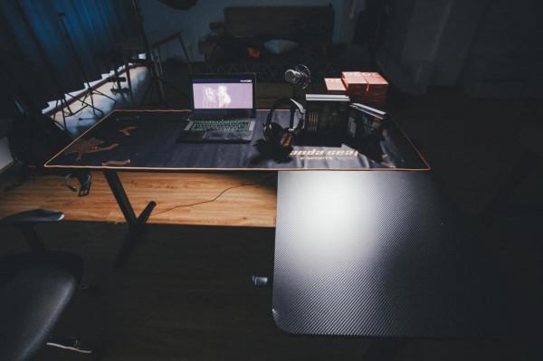 一切只為生產力:安德斯特L型電競桌初體驗 一切只為生產力:安德斯特L型電競桌初體驗