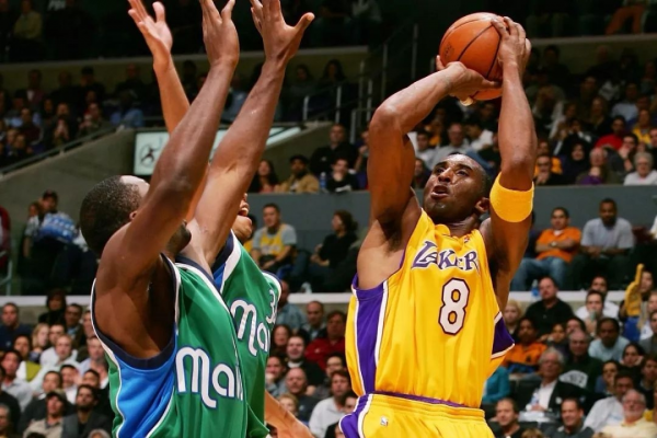 實力強橫如科比,為什麼只拿了一個常規賽MVP,而且還極具爭議? 實力強橫如科比,為什麼只拿了一個常規賽MVP,而且還極具爭議?