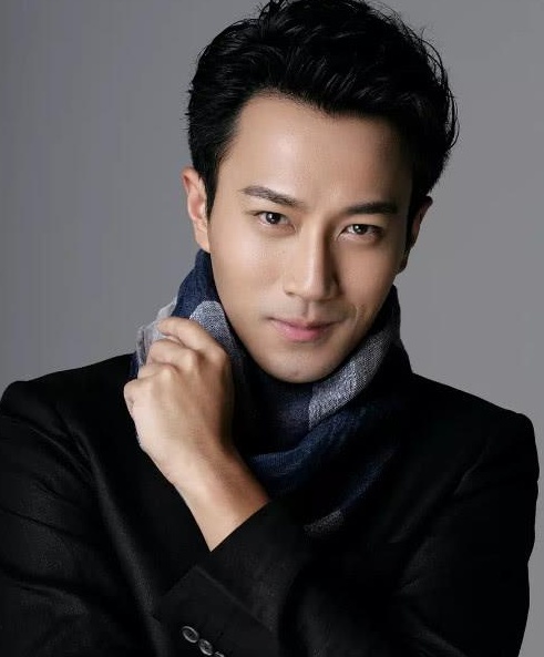 割完單眼皮就好事不斷的6位港星，成龍脫胎換骨，甄子丹迅速起飛