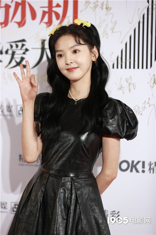 甜心少女！章若楠小黑裙現身 雙馬尾髮型俏皮可愛