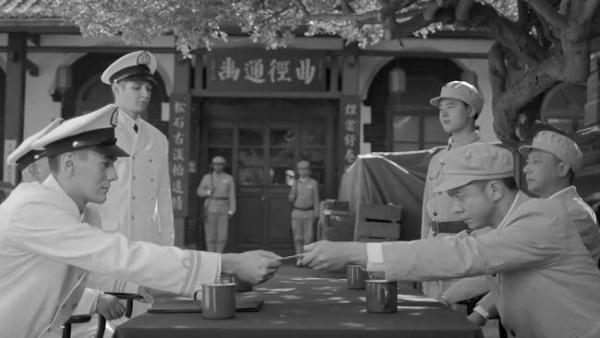 1952年葡兵公然炮擊拱北關閘，解放軍馬上還擊，葉劍英：賠款4億