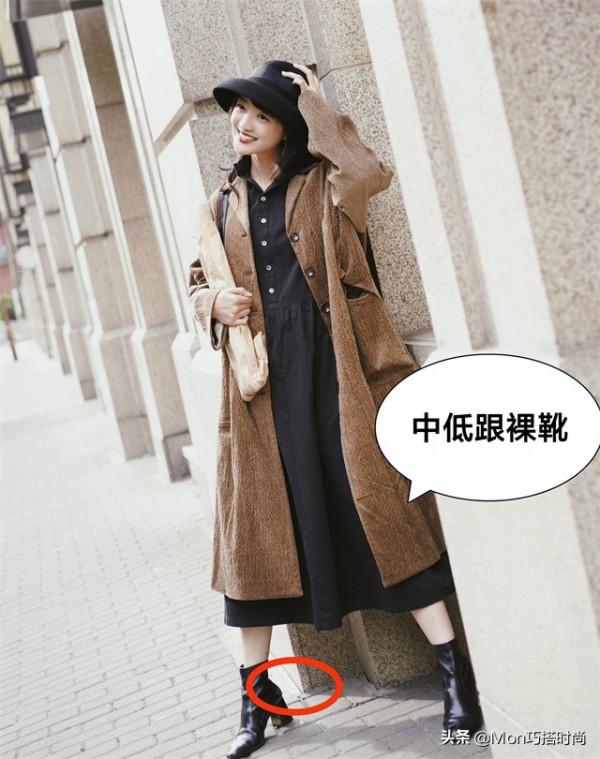 秋天別隻會穿馬丁靴，今年流行“裸靴”，配風衣連氣質都變高階了
