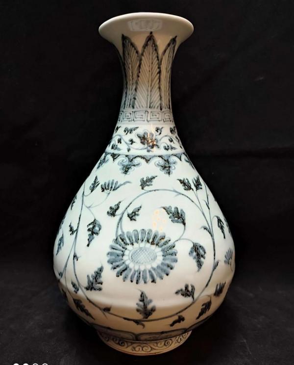 發兩件仿品，一件是明早洪武時期的玉壺春瓶，一件是元青花執壺