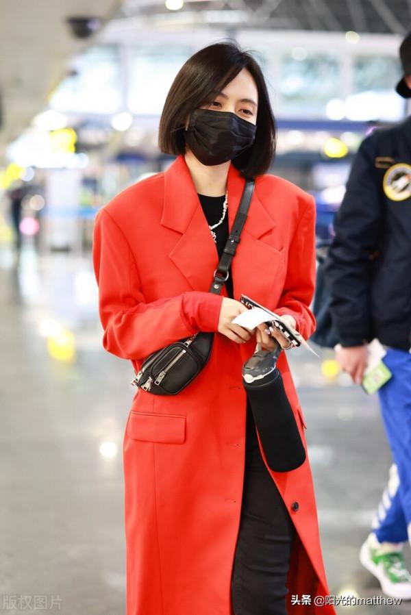 街拍：劉惜君一襲紅色大衣現身機場，清新亮麗笑容滿面