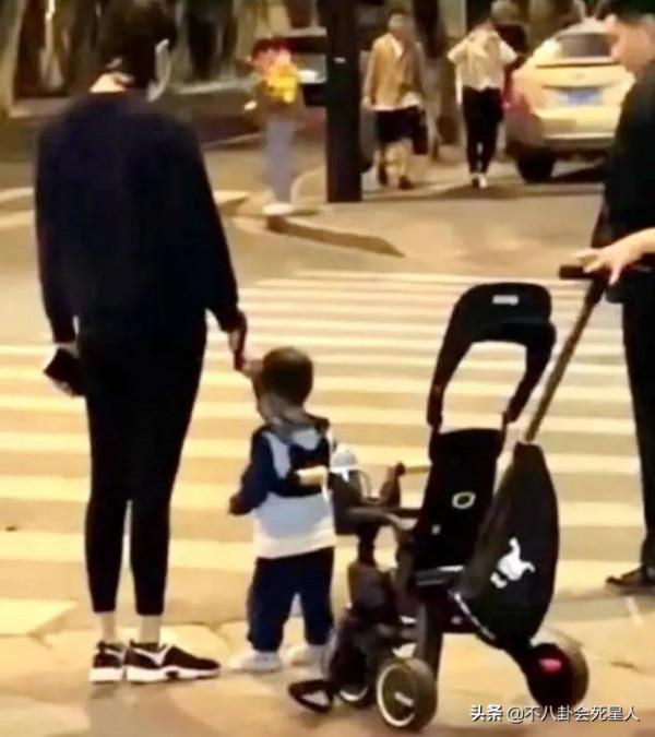 生了賭王長孫的“平民”奚夢瑤,逛街排場還比不上何超盈2歲女兒 生了賭王長孫的“平民”奚夢瑤,逛街排場還比不上何超盈2歲女兒