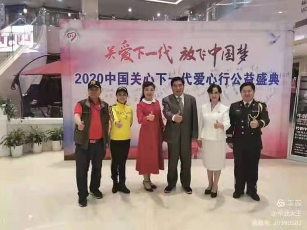 國家一級演員李志強為軍品大王李長東簽名合影留念