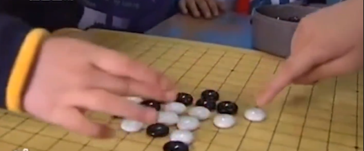 小孩擁有神奇天眼，矇眼看牌識字不在話下，這究竟是怎麼回事？