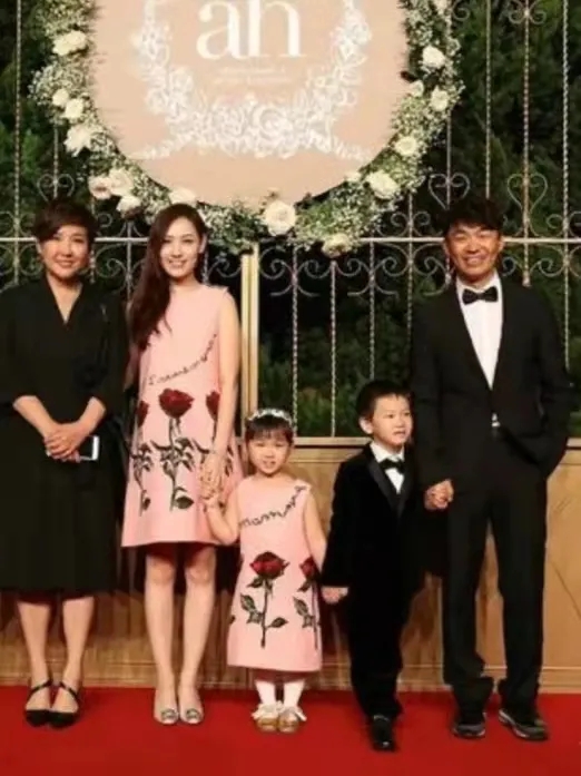 離婚3年後,李小璐賈乃亮公開出現在大眾視野,這是要復婚? 離婚3年後,李小璐賈乃亮公開出現在大眾視野,這是要復婚?