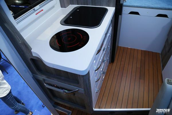進口NewDaliy底盤，後拓展+升降床，霍夫勒2021款大白鯊T型房車