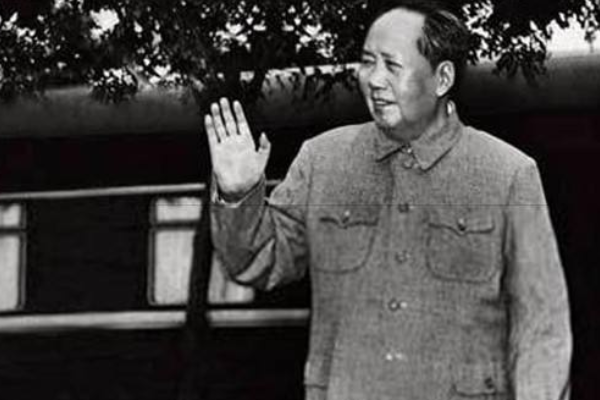 他立下赫赫戰功，回國後僅僅擔任副連長，主席得知親自提拔