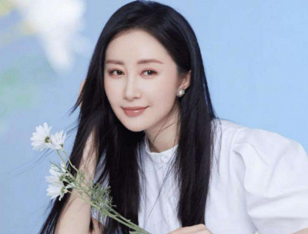 34歲舒暢市場買年貨！當街砍價被拒絕，拎著兩大袋瓜子邊走邊嗑