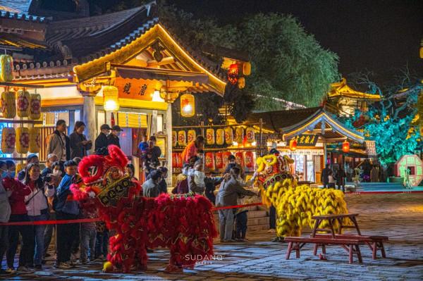 襄陽唐城能替代西安的大唐不夜城？夜遊唐城，遊客：不用去西安了