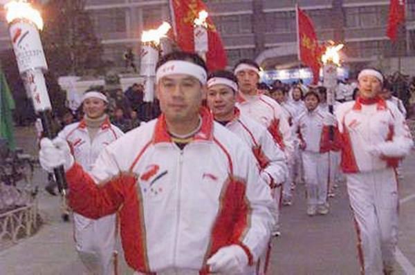 &OpenCurlyDoubleQuote;體操王子&rdquo;李寧身價百億，58歲頭髮脫落，59歲妻子仍風韻猶存