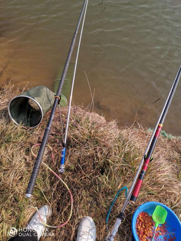 迎風浮漂飛，戰歌凱旋歸