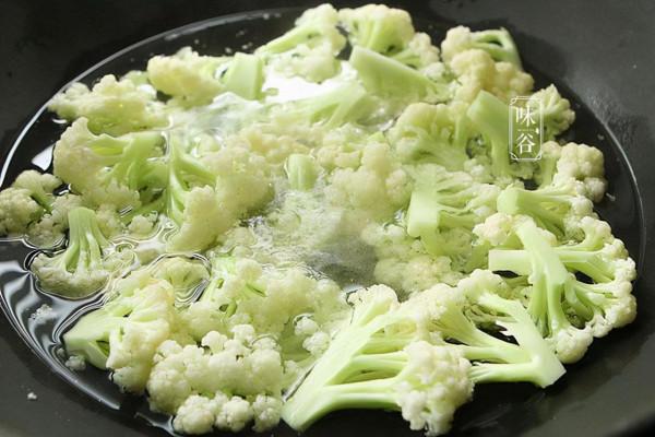 冷天，番茄和這菜是絕配，簡單一炒鮮香脆嫩，營養開胃，全家愛吃