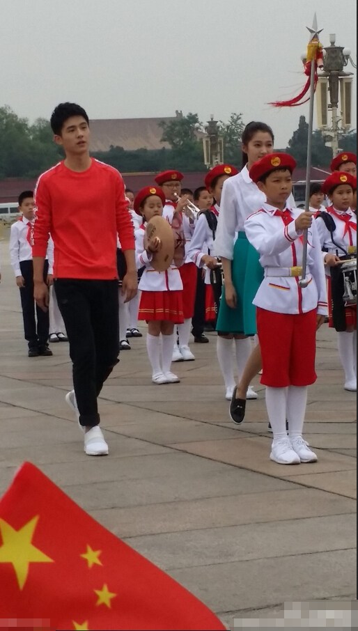 陽光少年劉昊然和關曉彤的合照,你喜歡他們合唱的歌曲嗎? 陽光少年劉昊然和關曉彤的合照,你喜歡他們合唱的歌曲嗎?