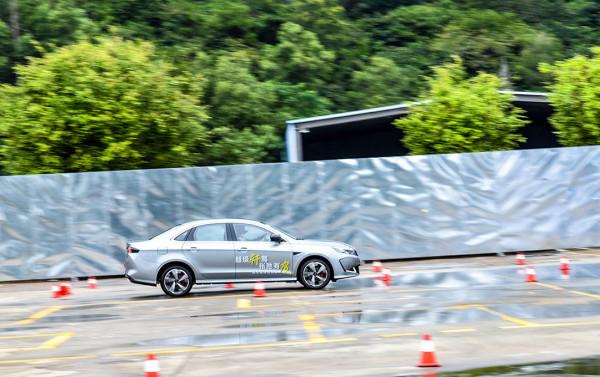 四輪獨懸 +1.5T 頂配不到10萬!凱翼軒度試駕體驗 四輪獨懸 +1.5T 頂配不到10萬!凱翼軒度試駕體驗