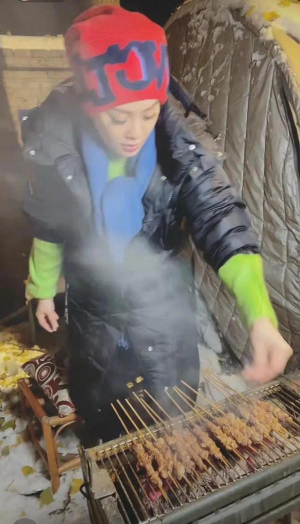 50歲的“大玉兒”寧靜冒雪直播，凍得鼻涕直流