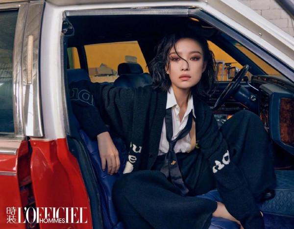 倪妮驚喜登封時裝男士100週年封面人物 煙燻妝造型別有一番韻味