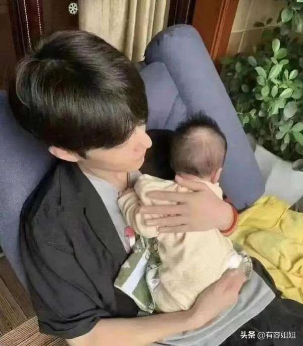 男明星溫柔抱娃,是不是你夢想中老公的樣子 男明星溫柔抱娃,是不是你夢想中老公的樣子