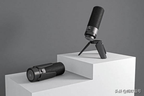 TALK 行動式麥克風可摺疊成一根細長的指揮棒 TALK 行動式麥克風可摺疊成一根細長的指揮棒