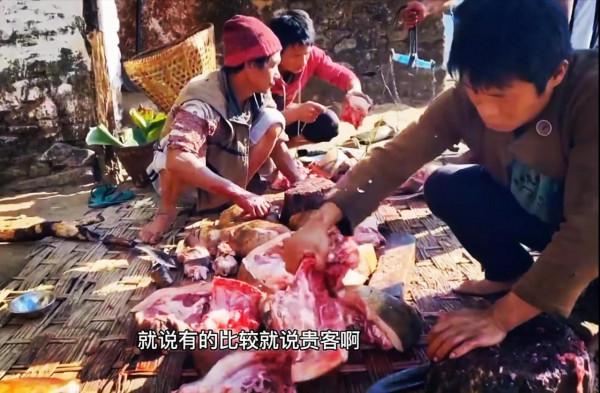 尼泊爾的大富豪開直升飛機回老家，見人給一百，漲見識了