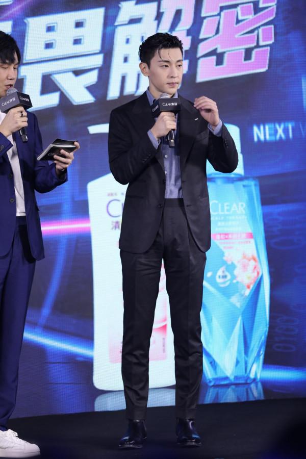 鄧倫黑色西裝搭配藍色襯衫亮相,時尚紳士 鄧倫黑色西裝搭配藍色襯衫亮相,時尚紳士