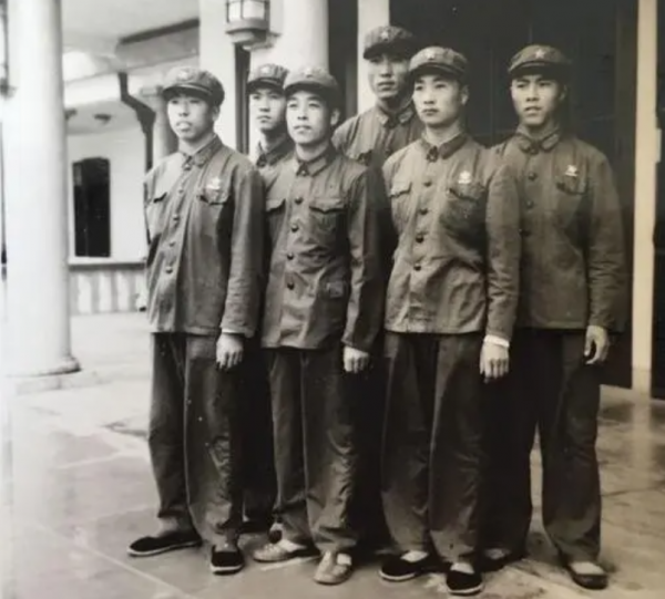 1948年毛主席遭精準轟炸,隨後司務長身首異處,一封電報揪出真兇 1948年毛主席遭精準轟炸,隨後司務長身首異處,一封電報揪出真兇