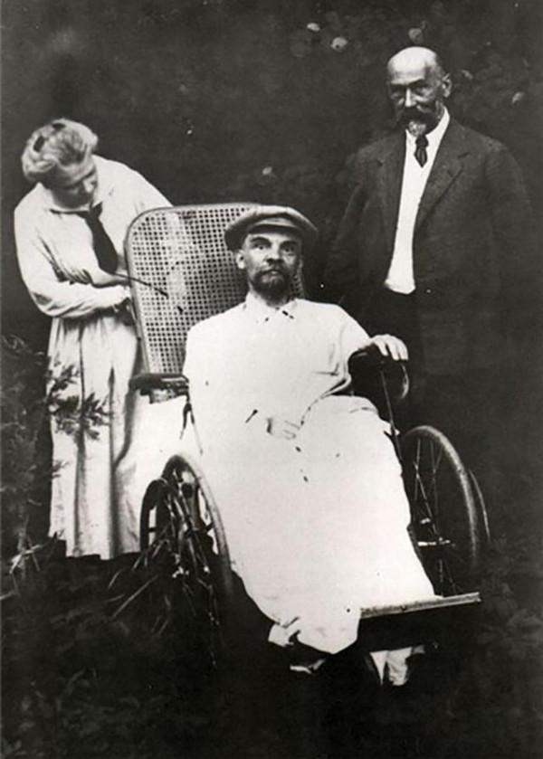 歷史名人的最後一張照片:特斯拉瘦骨嶙峋,列寧中風坐輪椅拍照 歷史名人的最後一張照片:特斯拉瘦骨嶙峋,列寧中風坐輪椅拍照