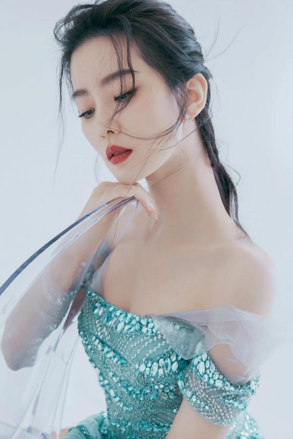 劉詩詩下顎線,天鵝頸,蝴蝶背樣樣都有,妥妥的氣質女神 劉詩詩下顎線,天鵝頸,蝴蝶背樣樣都有,妥妥的氣質女神