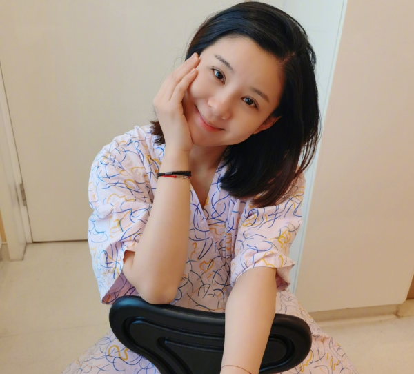 36歲李小萌曬懟臉照！產後兩個月娃娃臉仍少女，二胎兒子側顏可愛