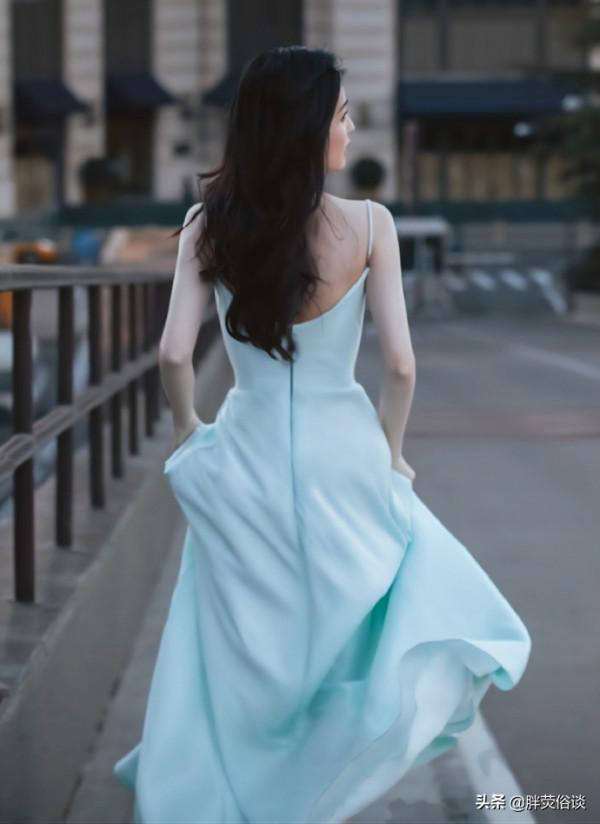 白鹿一身白色長裙搭配一頭飄逸的長髮，青春靚麗讓人心動