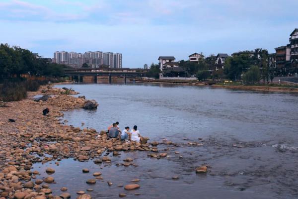 離成都不到一小時，發現一個原生態千年古鎮，小眾安靜美食超多