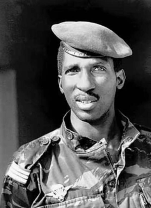 傘兵上尉政變上臺，立志為人民服務，深受百姓愛戴，卻被戰友殺害