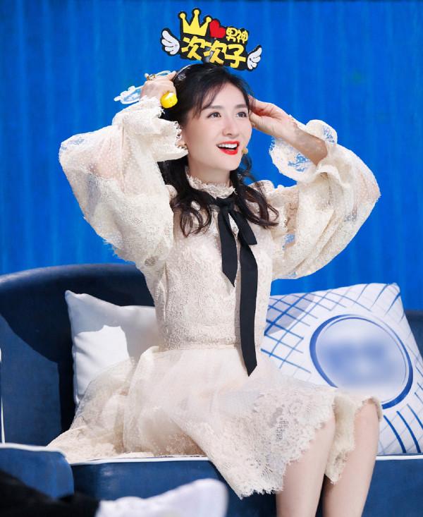 女明星保養是認真的，謝娜37歲穿蕾絲裙像少女，戴蝴蝶結更嫩了