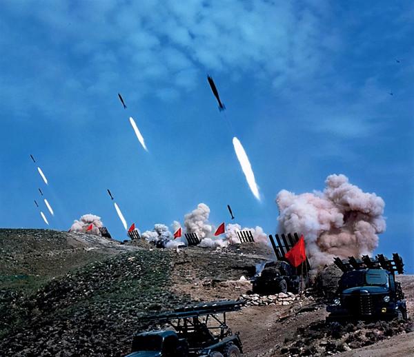 1981年鄧小平當選軍委主席，觀摩演習後，在主席臺發表歷史性講話